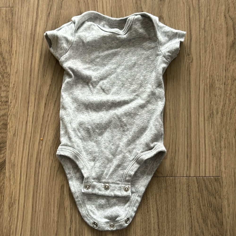 ⭐️5/$25⭐️ 3M Carters Basic Grey Bodysuit